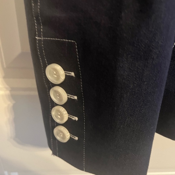 #3037. Julie Mitchell Urban Collection 3-Button Jacket w/Pleats/Pockets. Size M - Picture 4 of 12